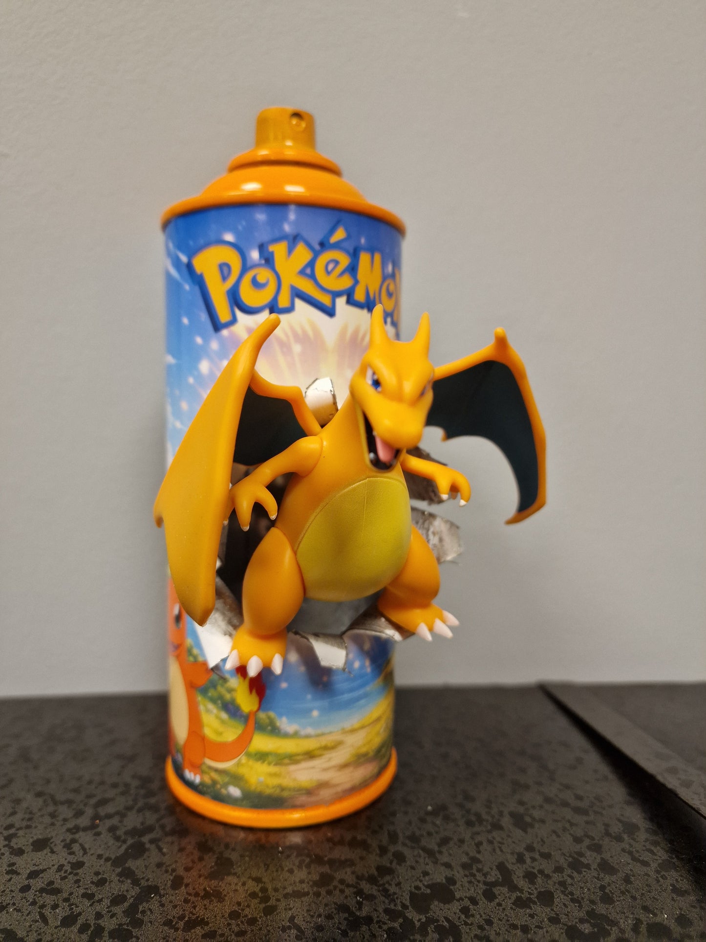 Bombe de peinture custom pokemon – Figurine dracofeu pop culture artisanale