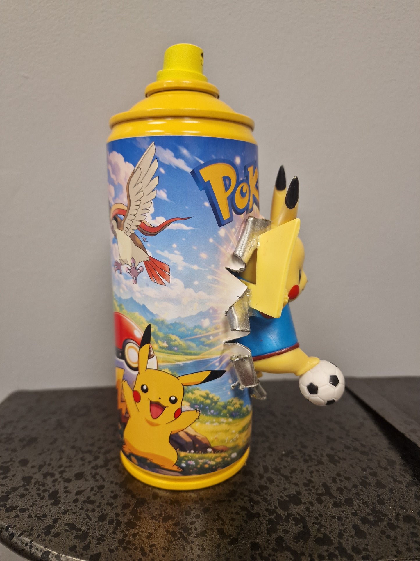 Bombe de peinture custom pokemon – Figurine pikachu  football 2 pop culture artisanale