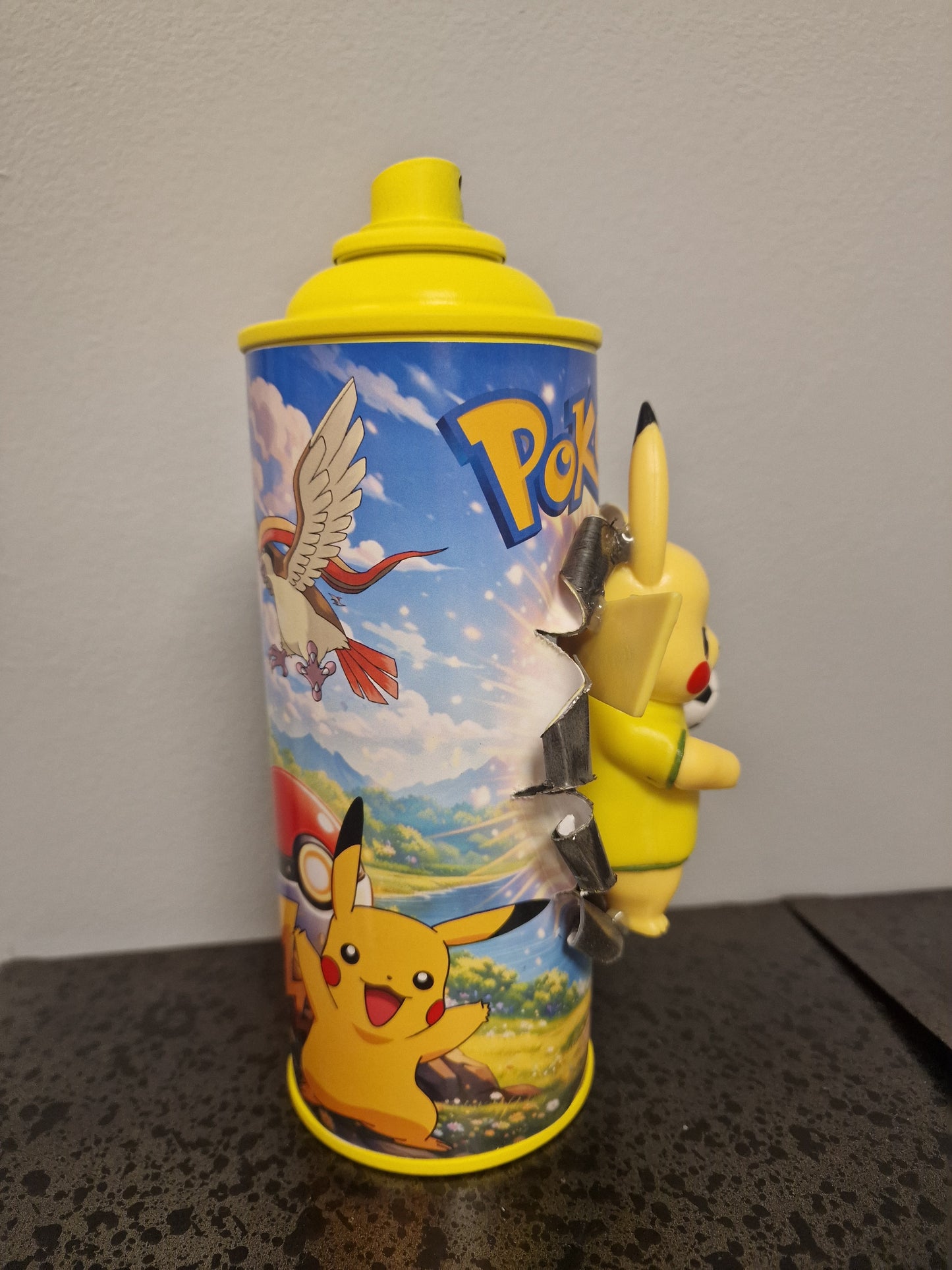 Bombe de peinture custom pokemon – Figurine pikachu  football pop culture artisanale