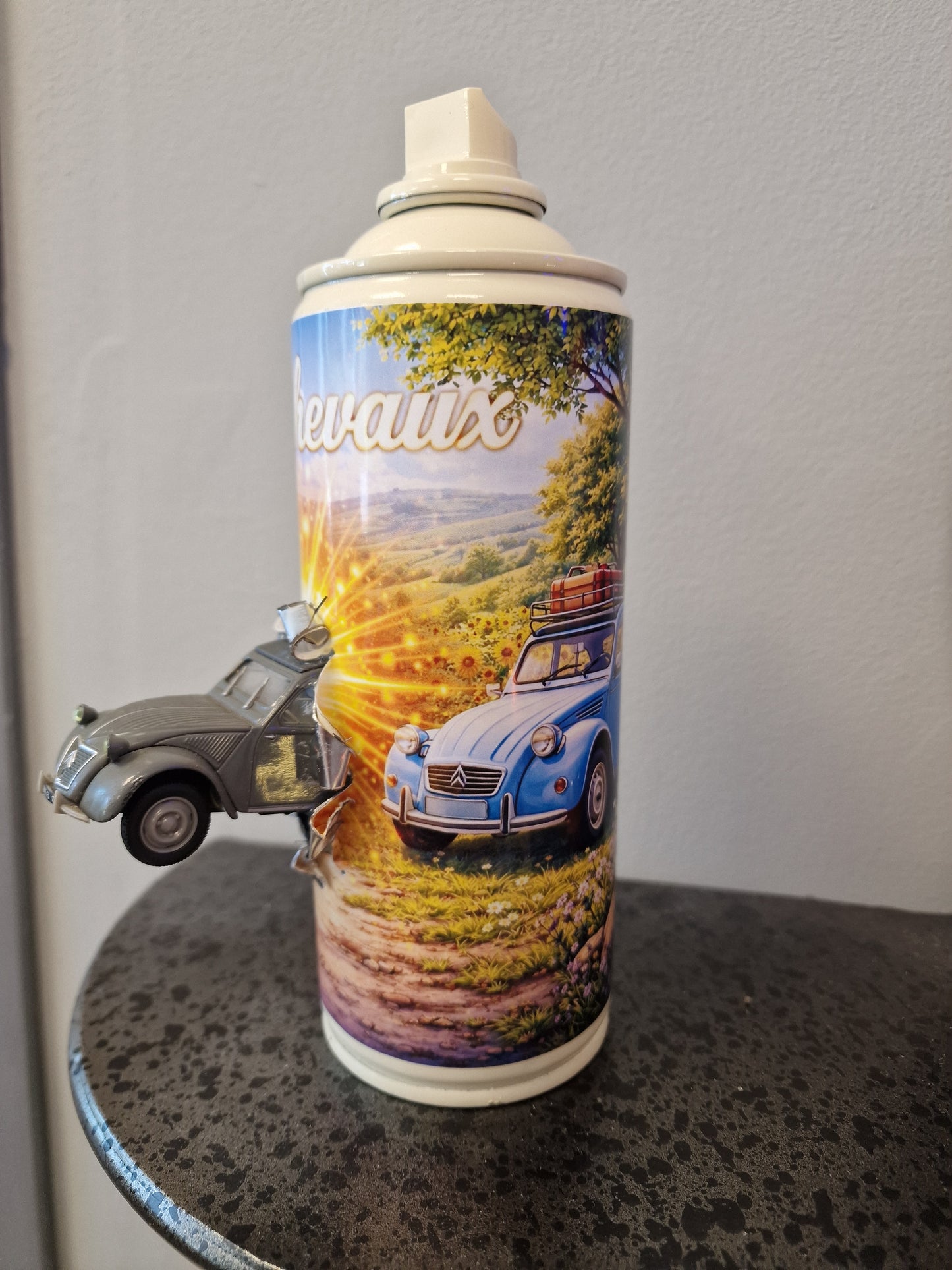 Bombe de peinture custom Citroën – Figurine 2cv  grise pop culture artisanale