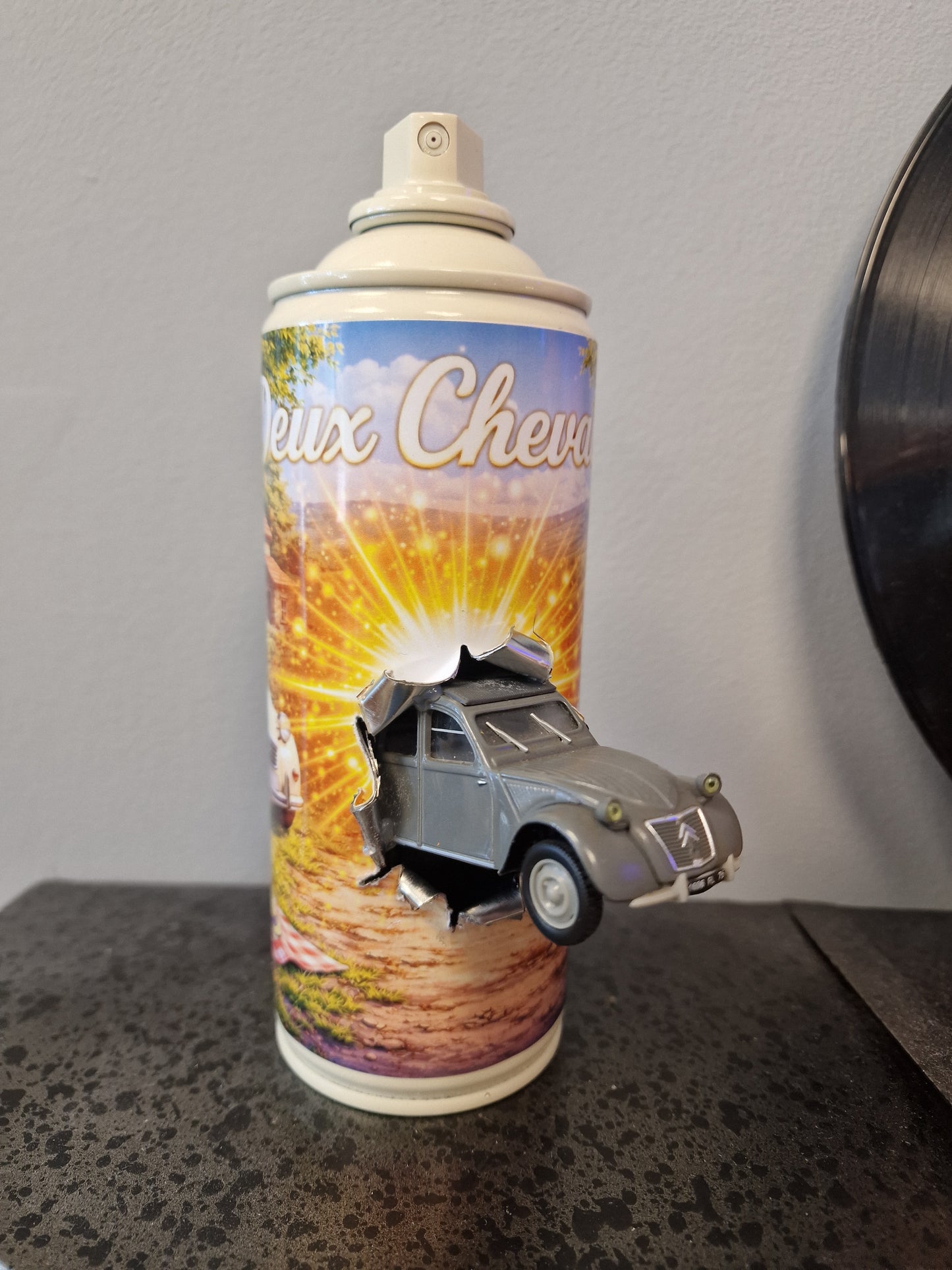 Bombe de peinture custom Citroën – Figurine 2cv  grise pop culture artisanale