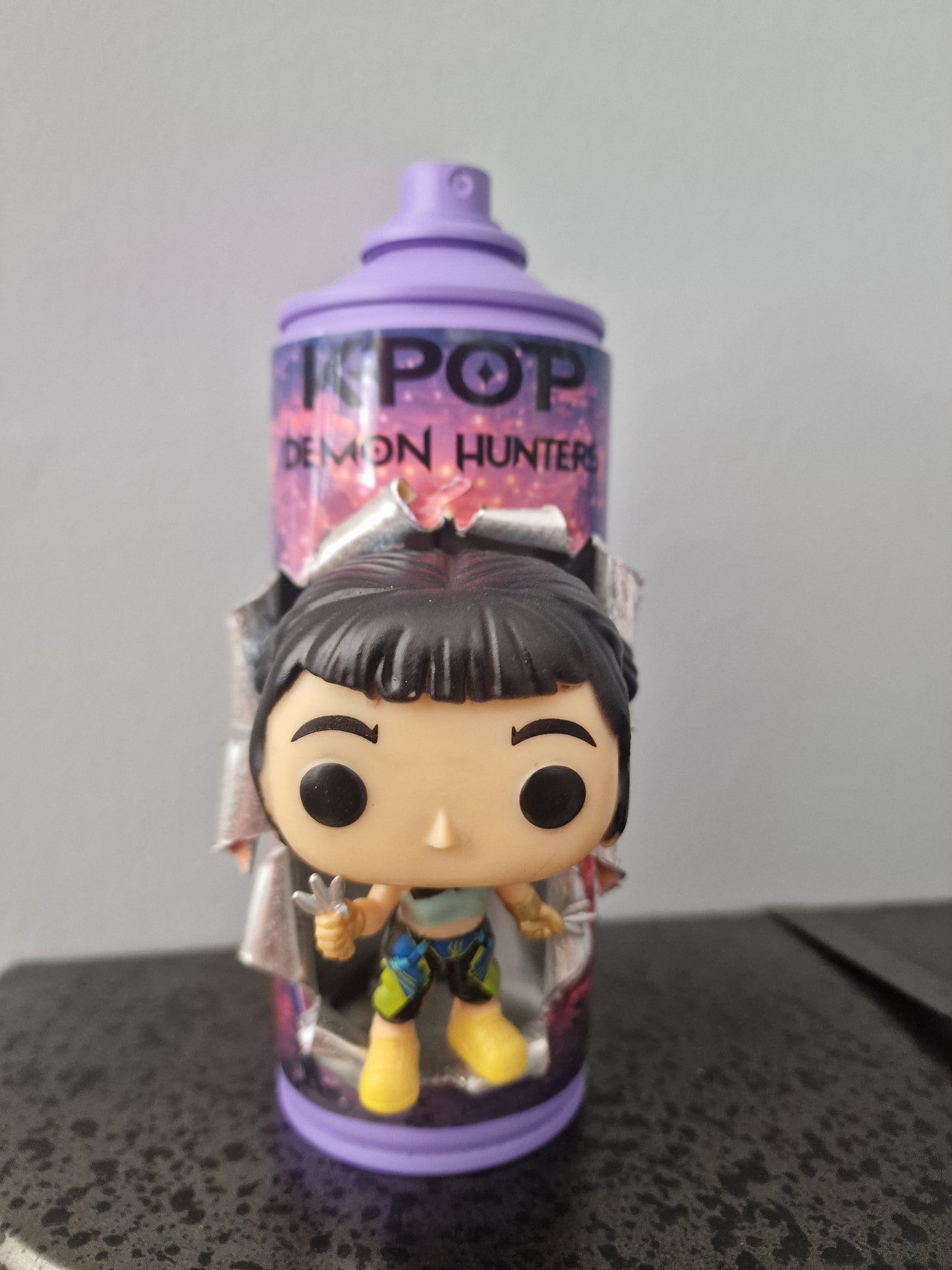 Bombe de peinture custom  – Figurine  zoey Kpop demon hunter pop culture artisanale