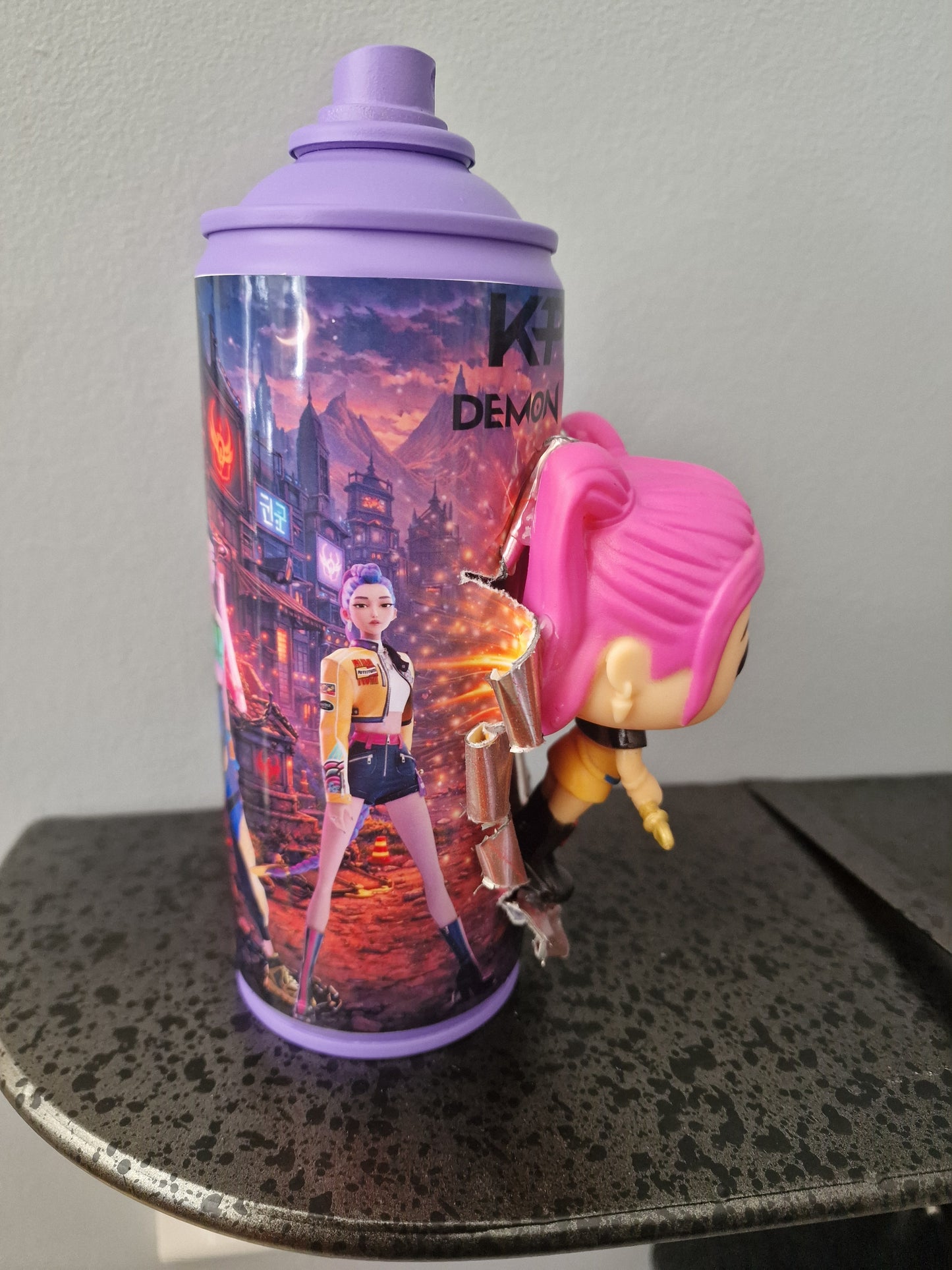 Bombe de peinture custom  – Figurine  mira Kpop demon hunter pop culture artisanale