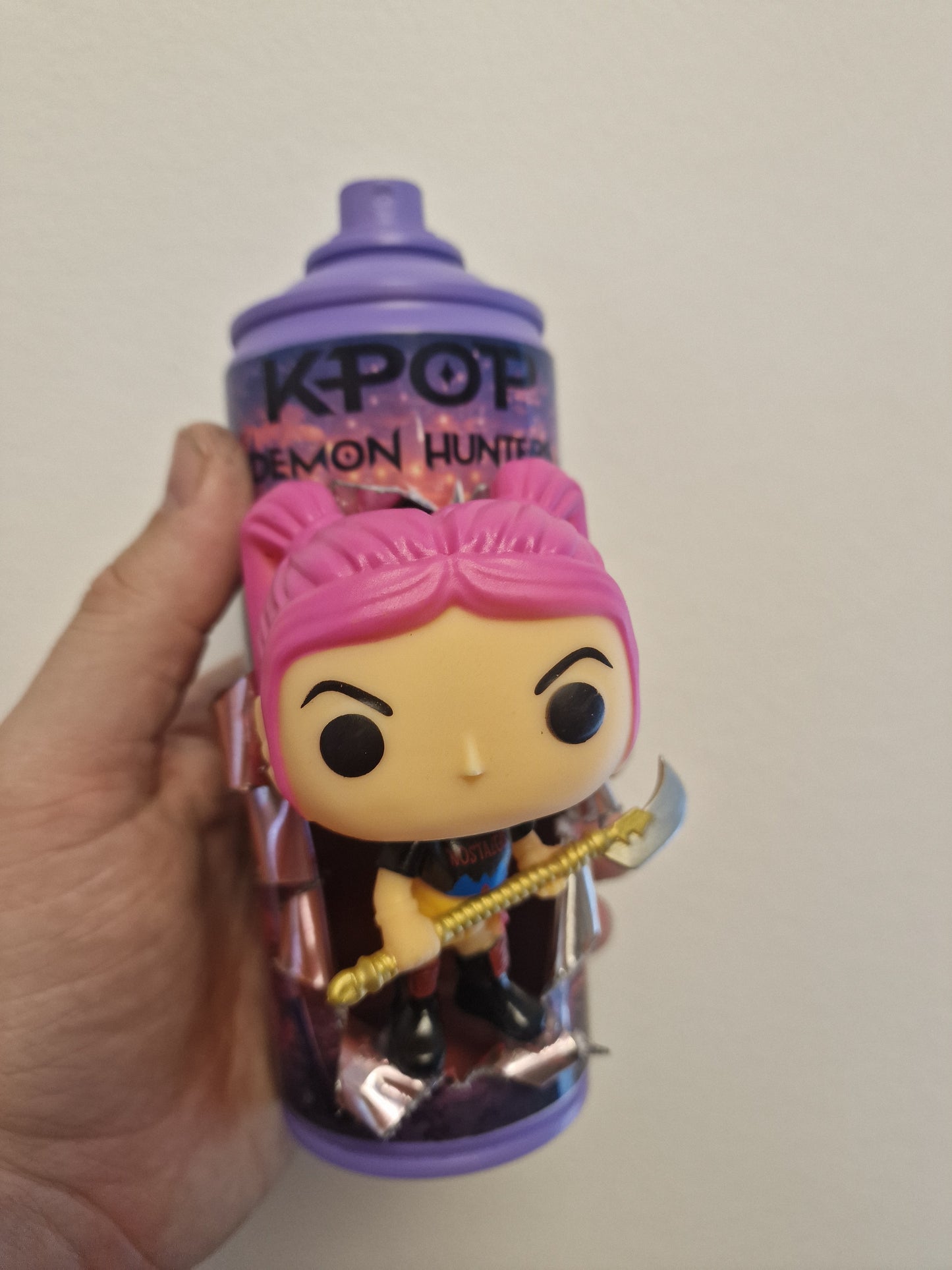 Bombe de peinture custom  – Figurine  mira Kpop demon hunter pop culture artisanale