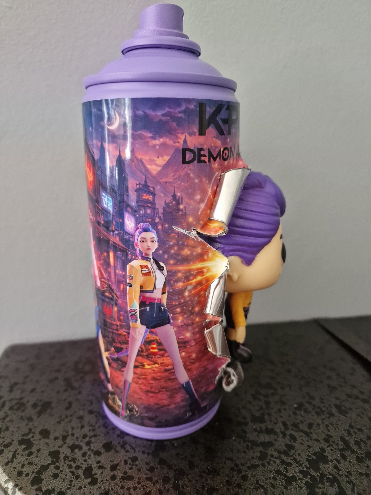 Bombe de peinture custom  – Figurine  rumi Kpop demon hunter pop culture artisanale