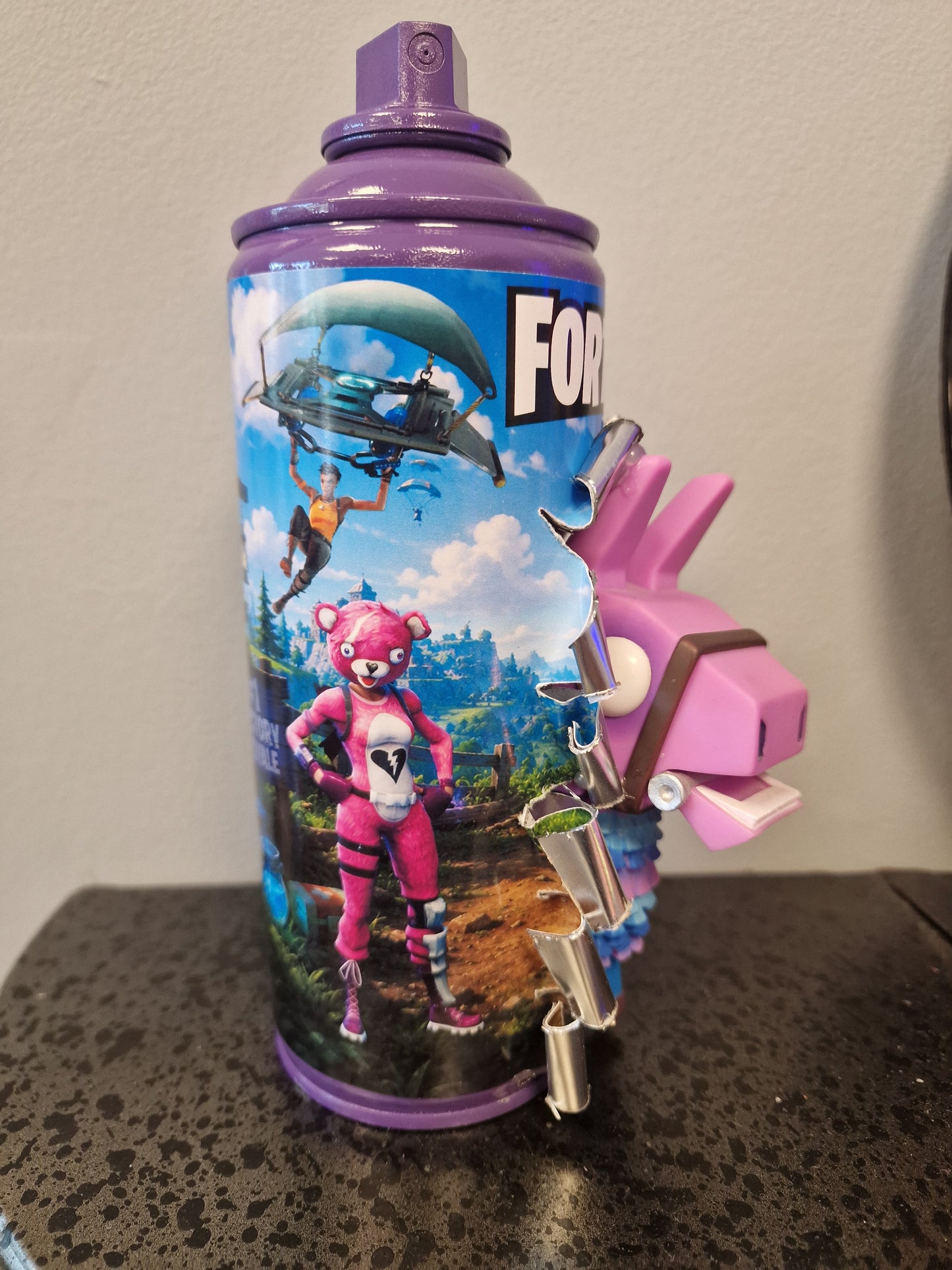 Bombe de peinture custom Fortnite – Loot Llama 3D – Déco Gaming Pop Art – Street Art Gamer – Pièce décorative originale
