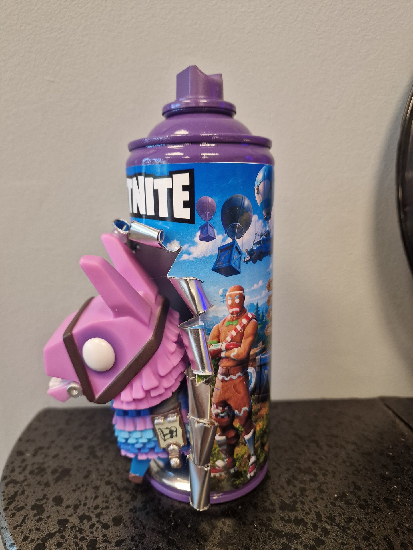 Bombe de peinture custom Fortnite – Loot Llama 3D – Déco Gaming Pop Art – Street Art Gamer – Pièce décorative originale