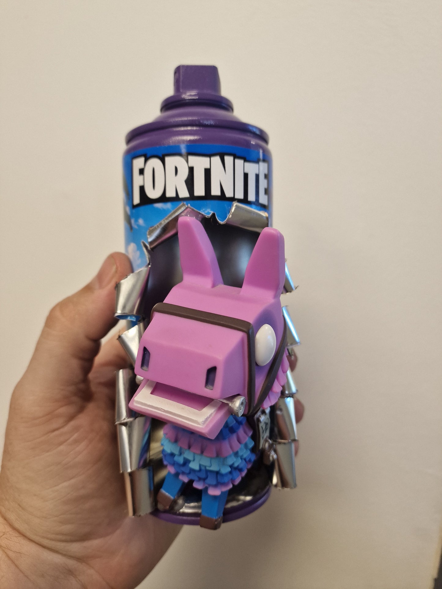 Bombe de peinture custom Fortnite – Loot Llama 3D – Déco Gaming Pop Art – Street Art Gamer – Pièce décorative originale