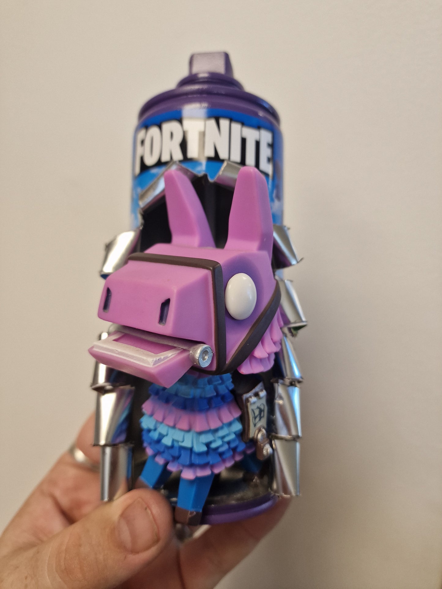 Bombe de peinture custom Fortnite – Loot Llama 3D – Déco Gaming Pop Art – Street Art Gamer – Pièce décorative originale