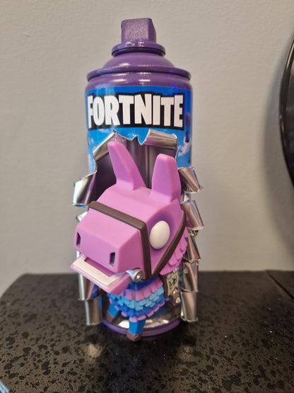 Bombe de peinture custom Fortnite – Loot Llama 3D – Déco Gaming Pop Art – Street Art Gamer – Pièce décorative originale