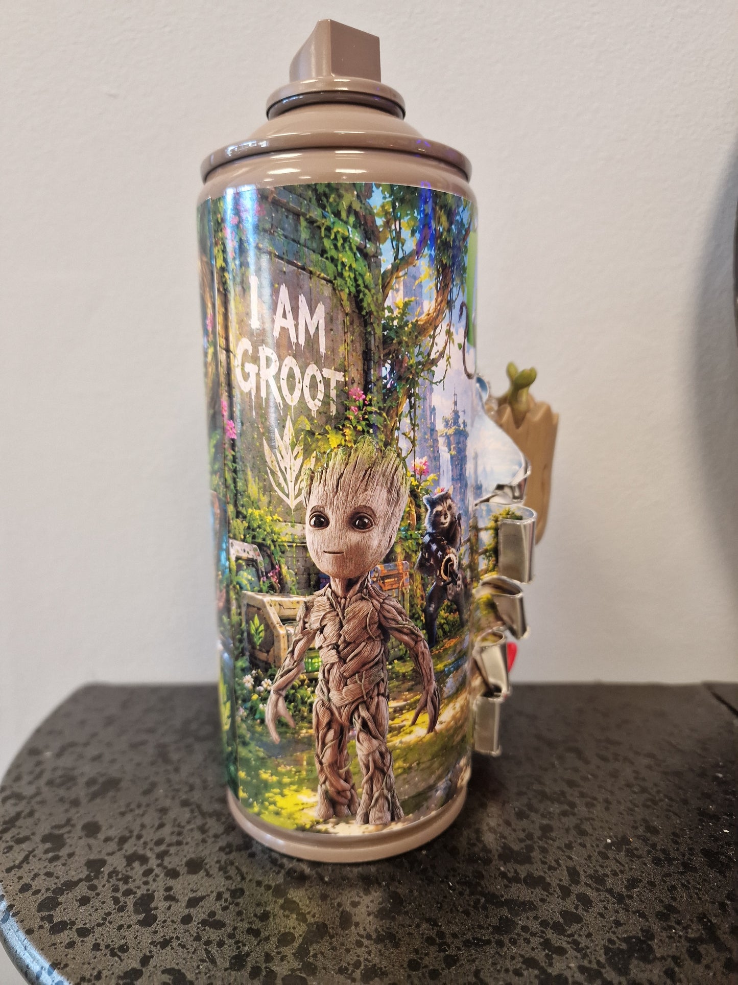 Bombe de peinture custom Groot – Décoration 3D Gardiens de la Galaxie – Art urbain Pop Culture – Pièce artisanale originale
