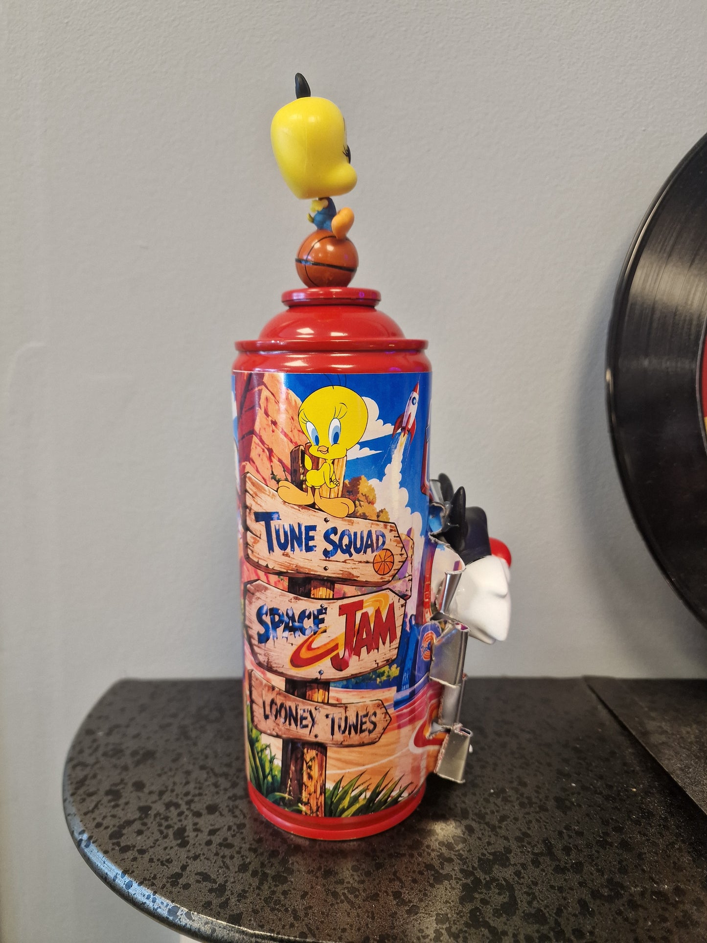 Bombe de peinture custom Titi & Grosminet – Tweety Sylvester Tune Squad – Déco Pop Art Space Jam – Pièce unique Looney Tunes