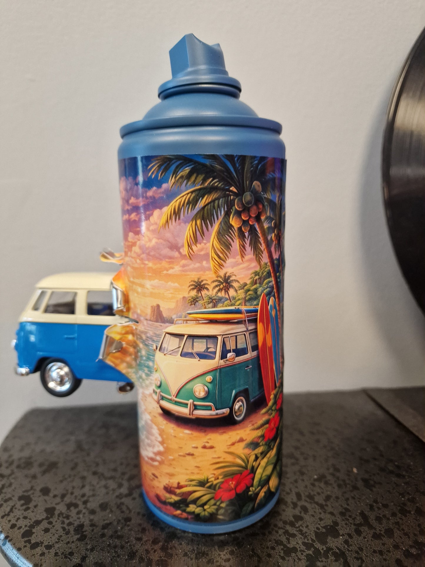 Bombe de peinture custom Volkswagen – Figurine combi pop culture artisanale