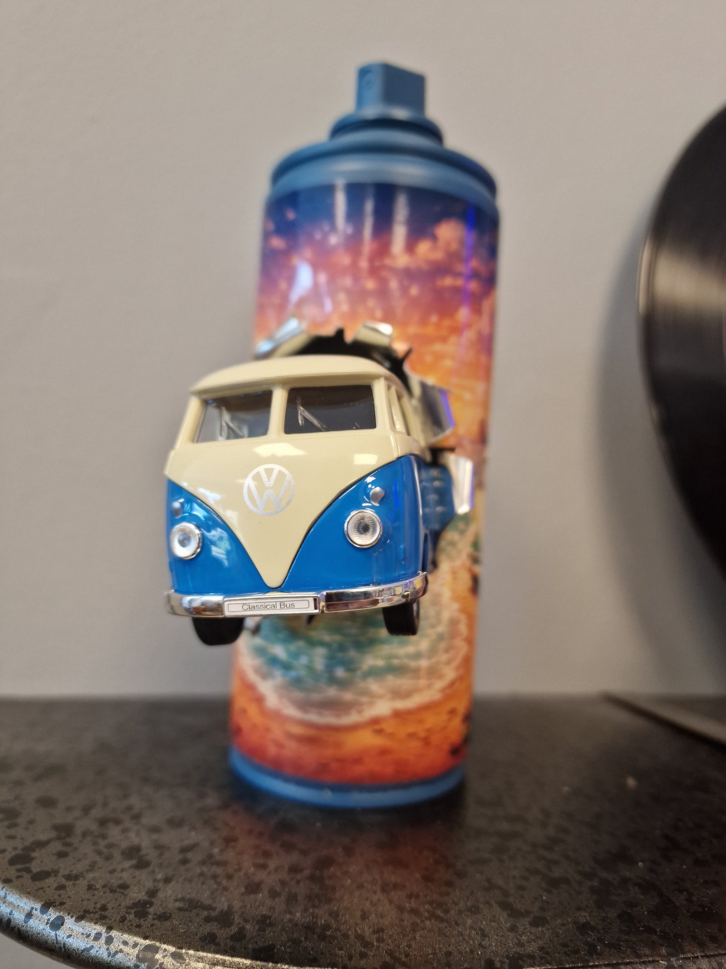 Bombe de peinture custom Volkswagen – Figurine combi pop culture artisanale