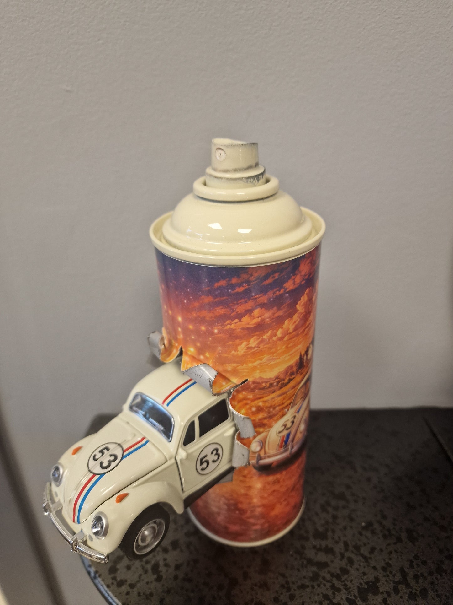 Bombe de peinture custom Volkswagen – Figurine coccinelle pop culture artisanale