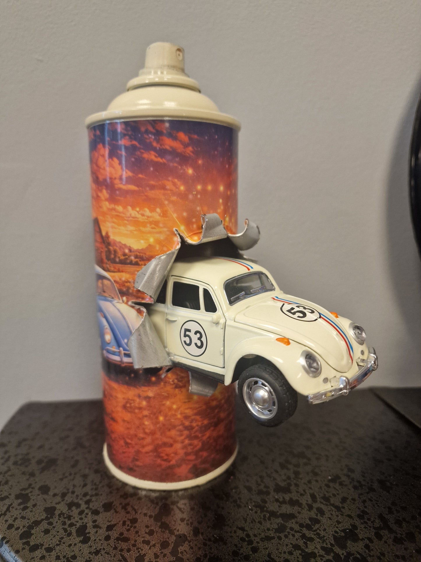 Bombe de peinture custom Volkswagen – Figurine coccinelle pop culture artisanale