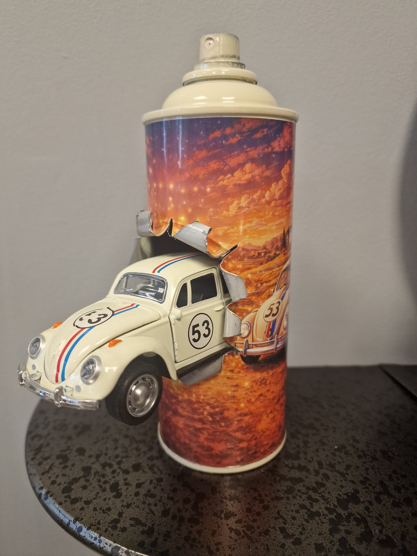 Bombe de peinture custom Volkswagen – Figurine coccinelle pop culture artisanale
