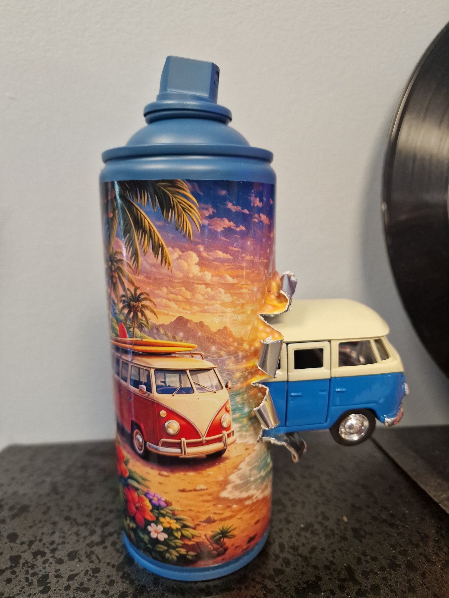 Bombe de peinture custom Volkswagen – Figurine combi pop culture artisanale