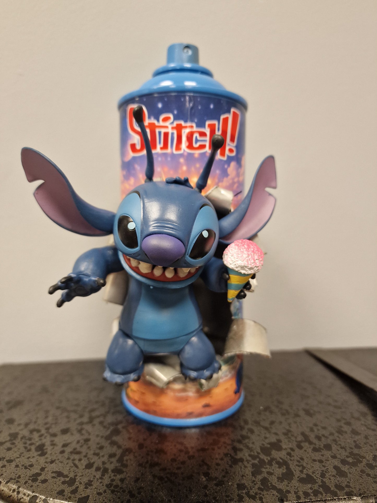 Bombe de peinture custom lilo et stitch – Figurine stitch pop culture artisanale