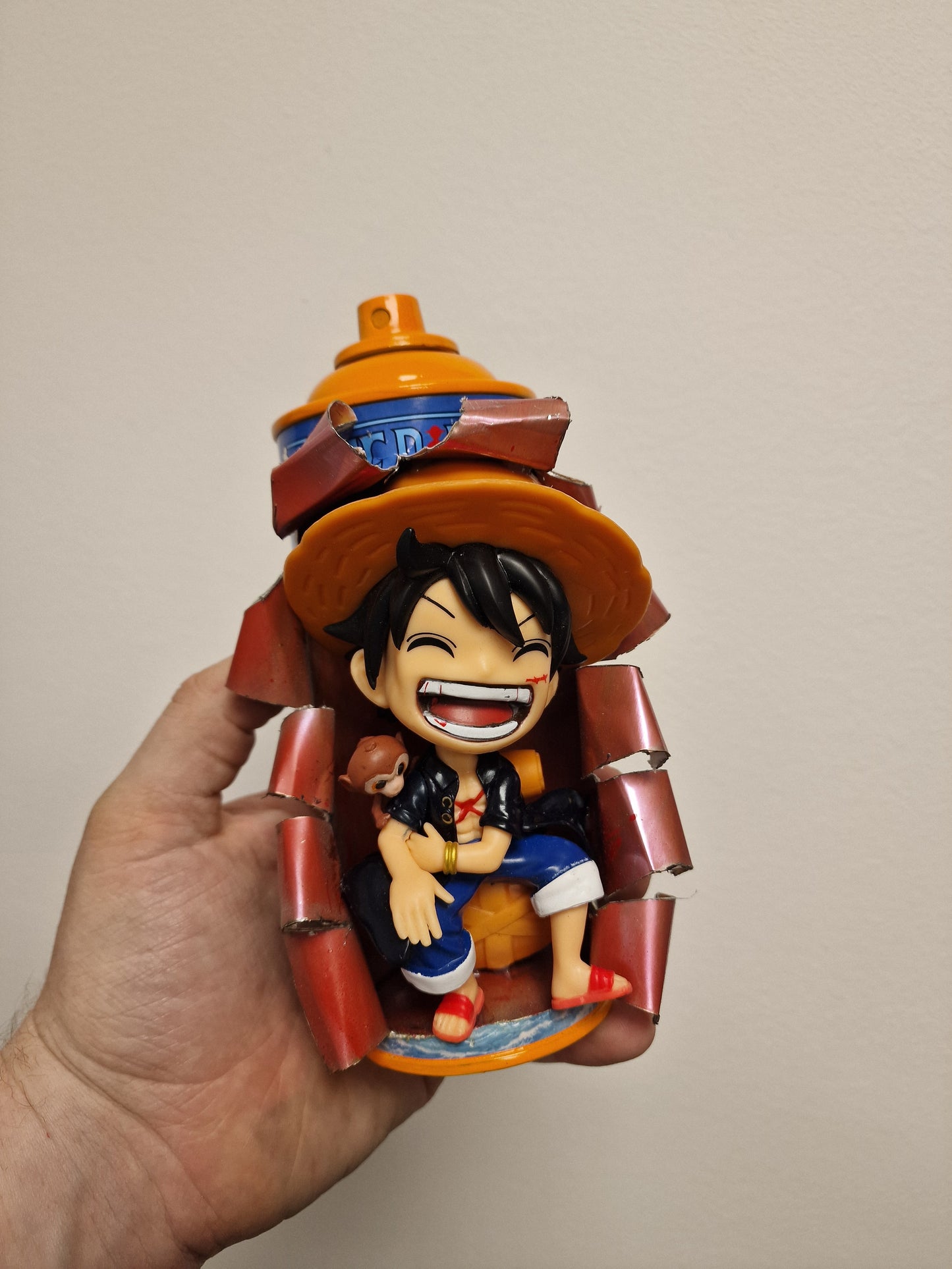 Bombe de peinture custom luffy – Figurine one piece pop culture artisanale