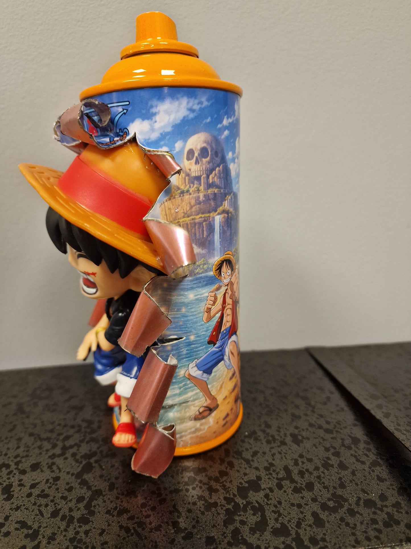 Bombe de peinture custom luffy – Figurine one piece pop culture artisanale