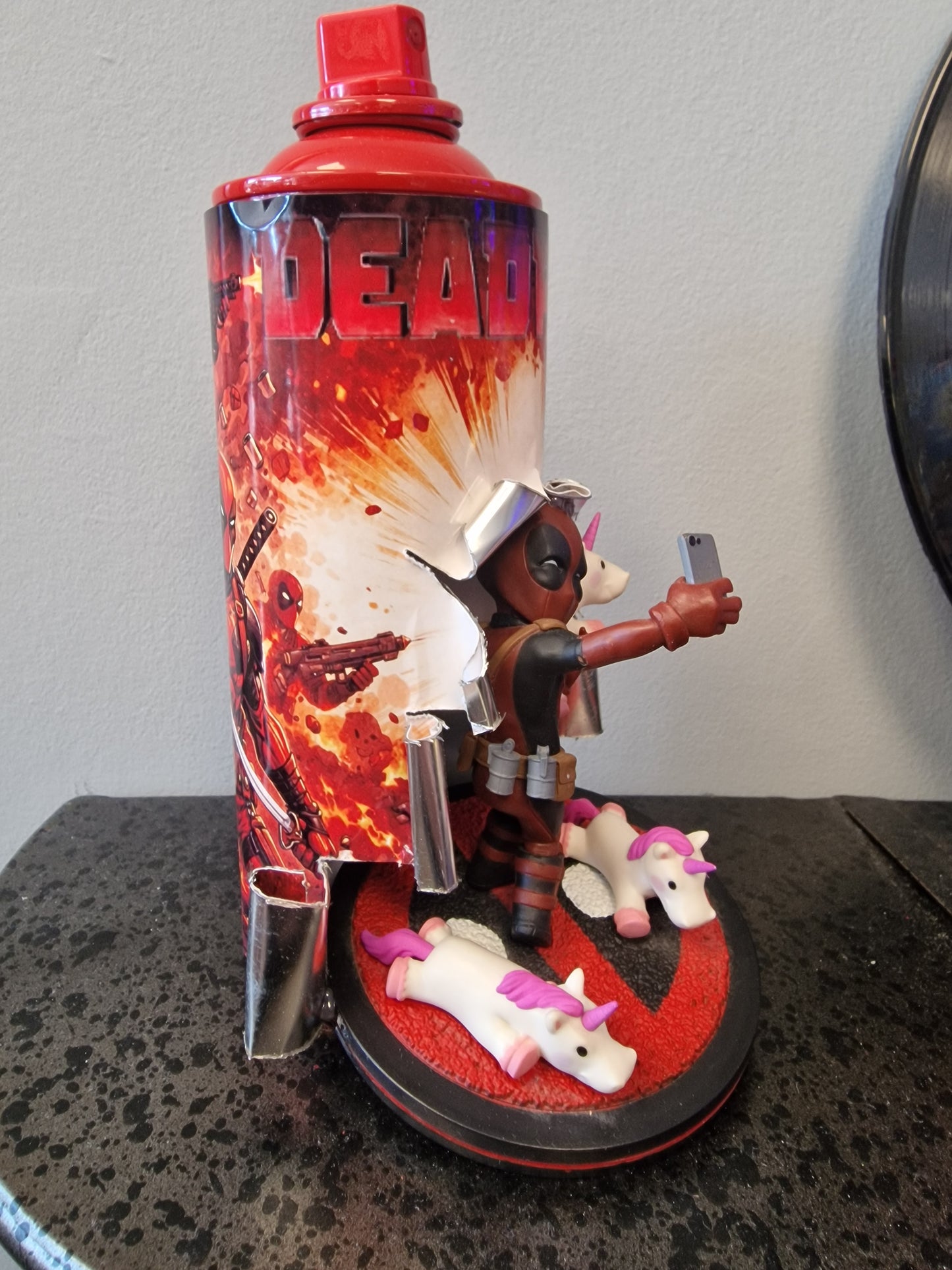 Bombe de peinture custom marvel – Figurine pop deadpool pop licorne culture artisanale