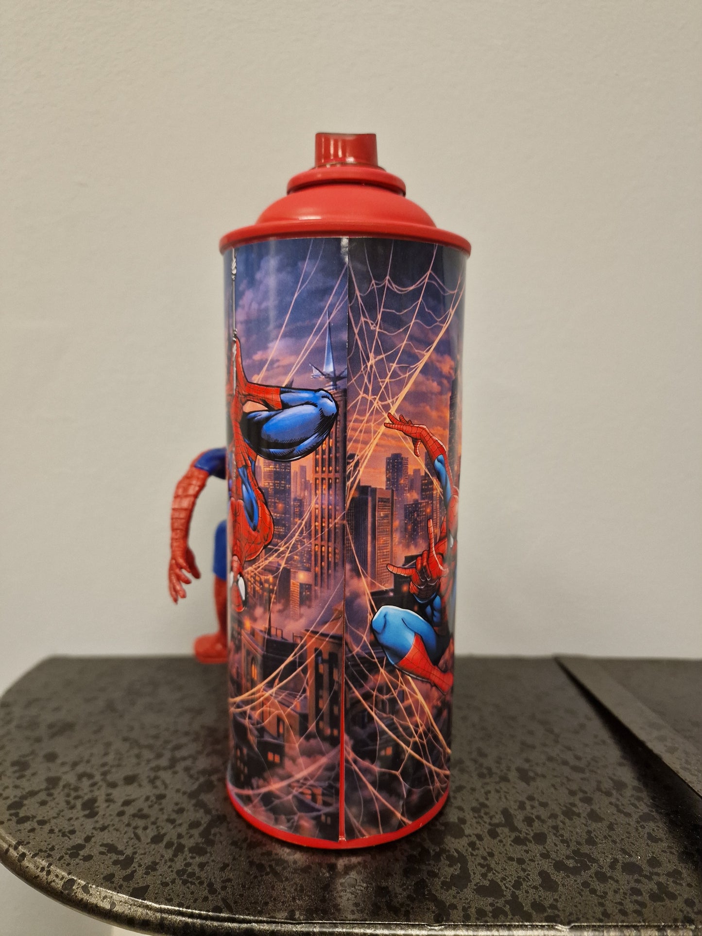 Bombe de peinture custom marvel – Figurine Spiderman pop culture artisanale