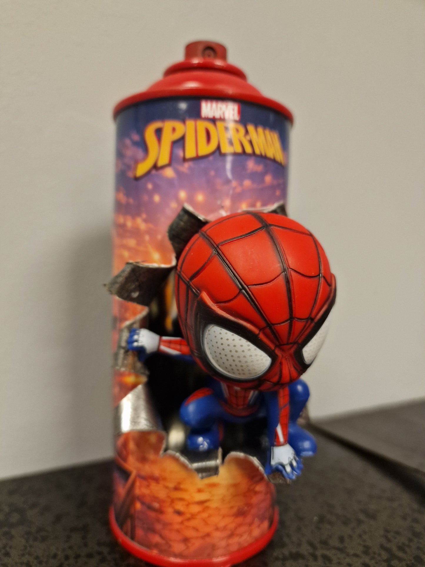Bombe de peinture custom marvel – Figurine  little Spiderman pop culture artisanale