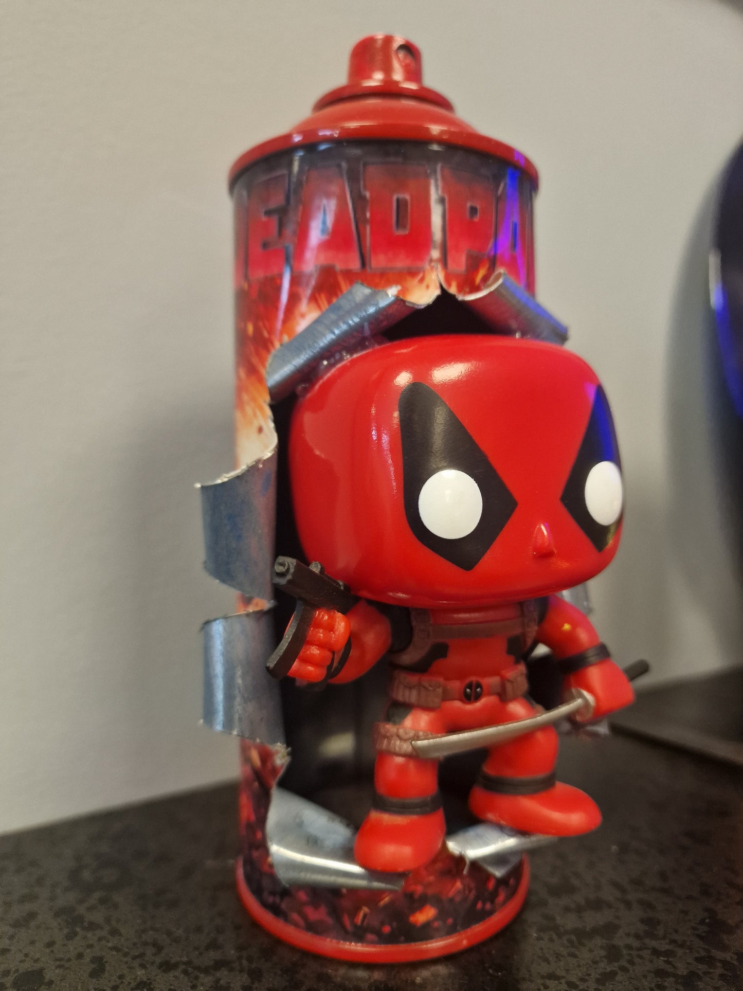 Bombe de peinture custom marvel – Figurine pop deadpool pop 2.0 culture artisanale