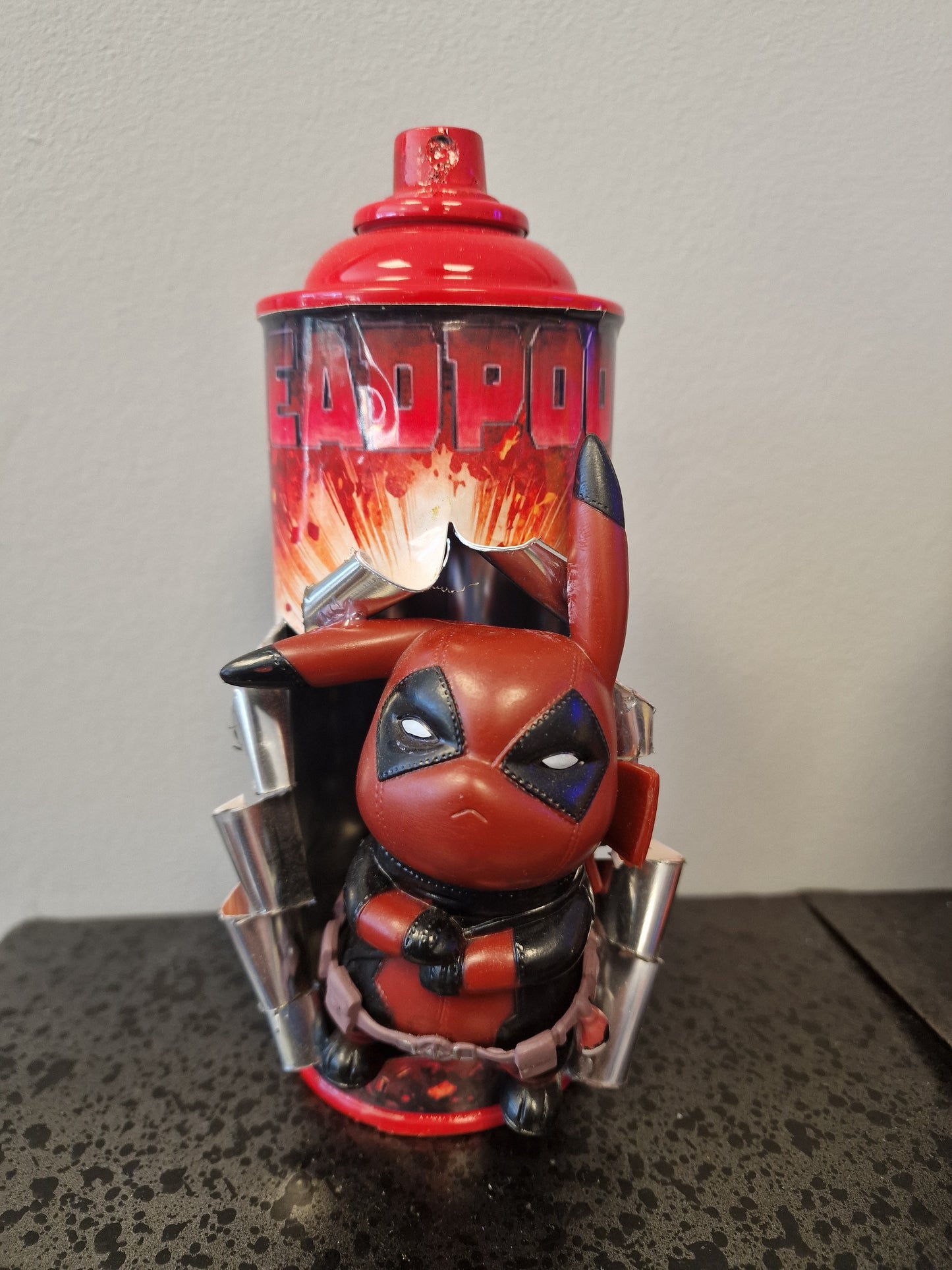 Bombe de peinture custom marvel – Figurine deadpool pikachu pop culture artisanale