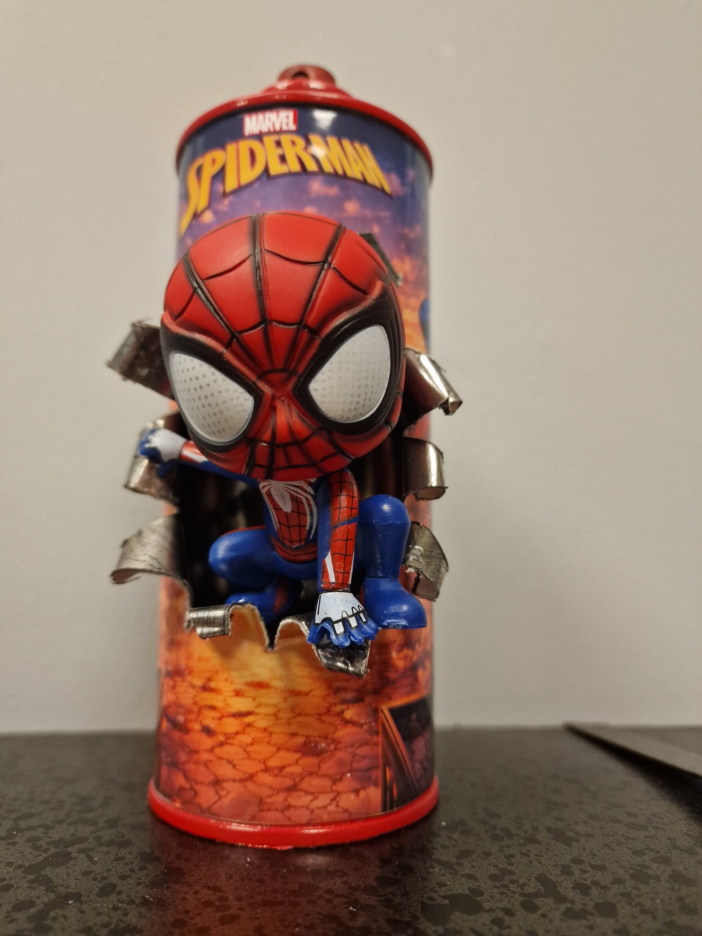 Bombe de peinture custom marvel – Figurine  little Spiderman pop culture artisanale