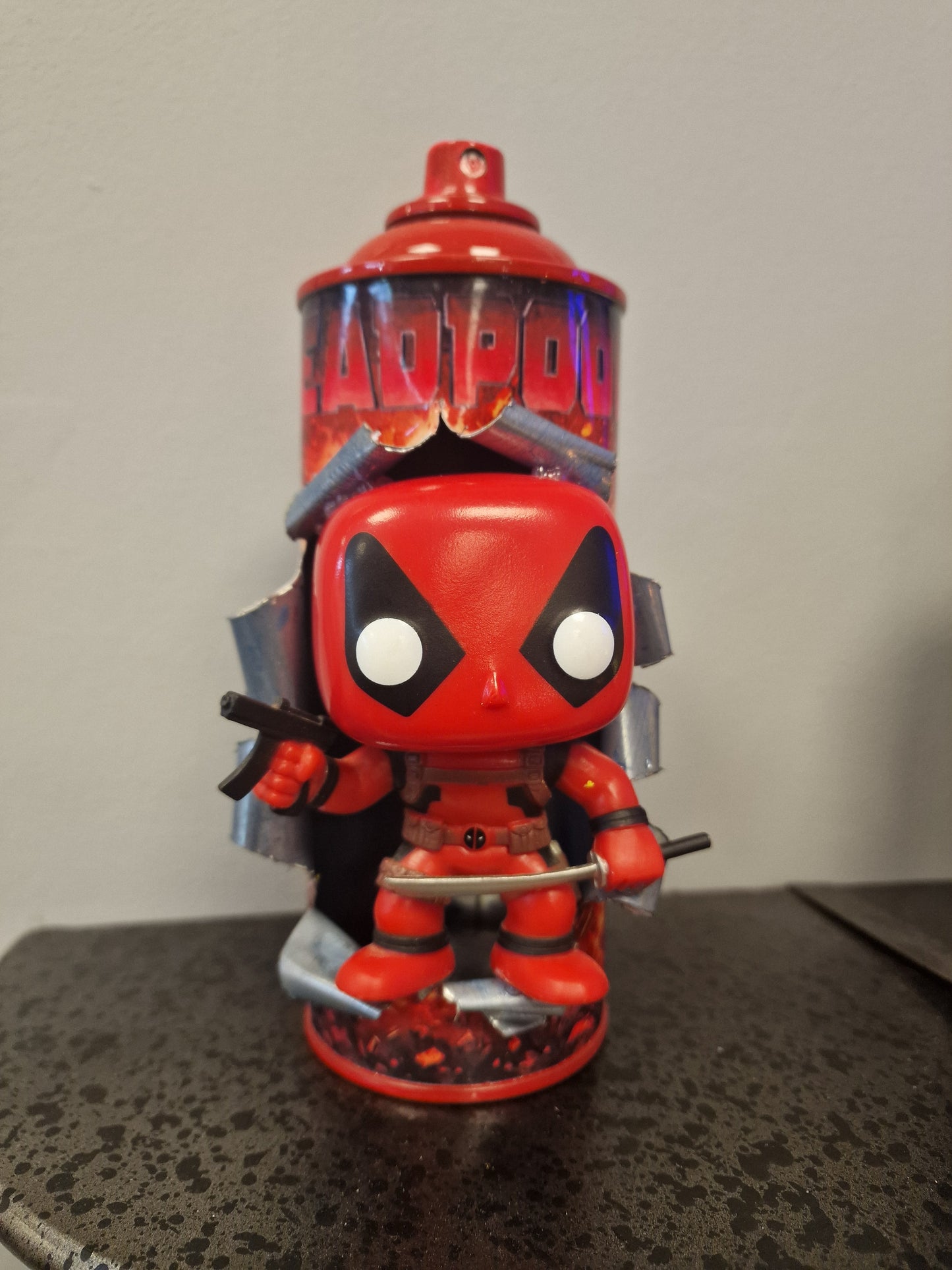 Bombe de peinture custom marvel – Figurine pop deadpool pop 2.0 culture artisanale