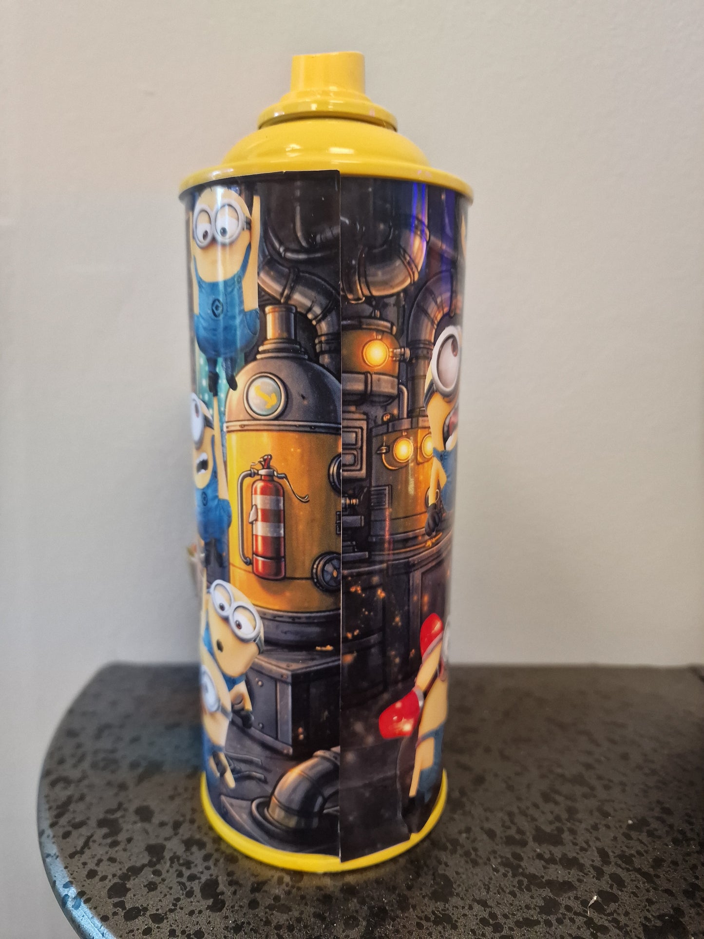 Bombe de peinture custom minions– Figurine des minions England pop culture artisanale