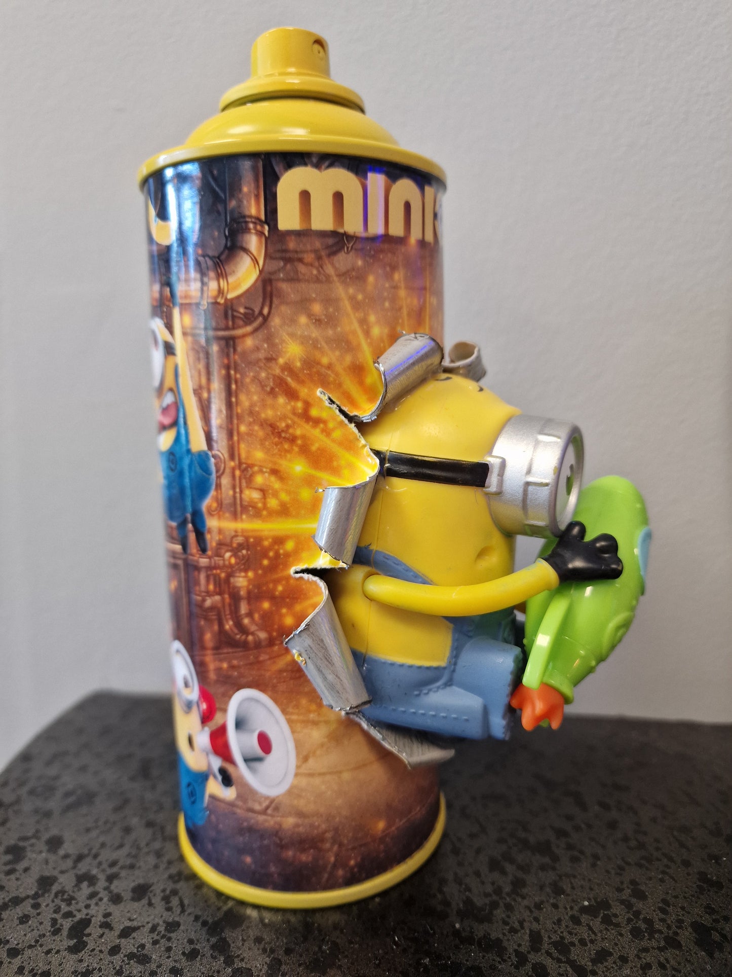 Bombe de peinture custom minions– Figurine des minions spacial pop culture artisanale