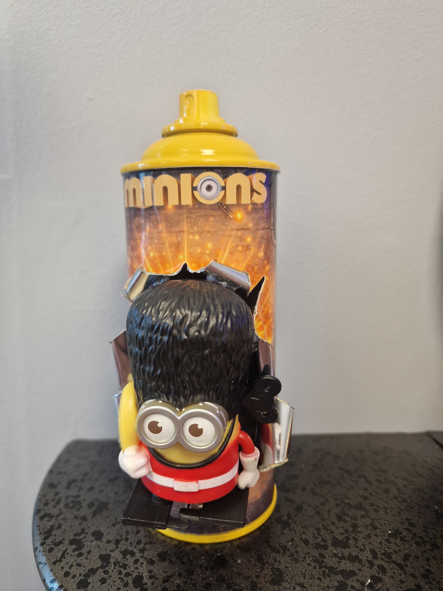 Bombe de peinture custom minions– Figurine des minions England pop culture artisanale
