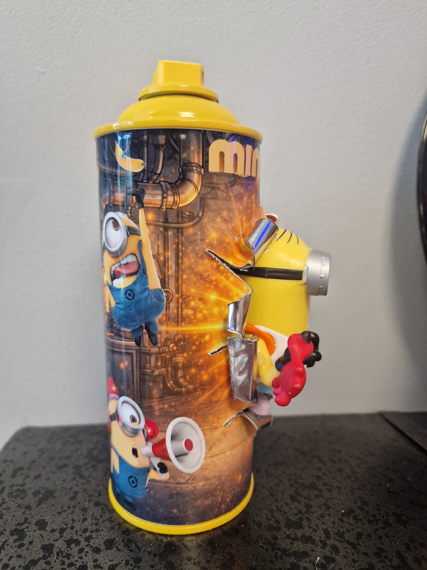 Bombe de peinture custom minions– Figurine des minions enfant pop culture artisanale
