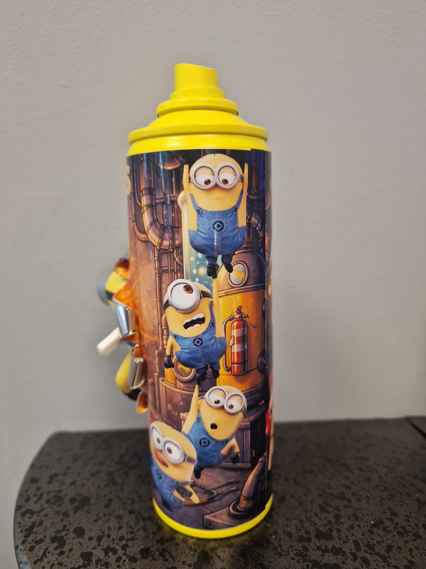 Bombe de peinture custom minions– Figurine des minions pop culture artisanale