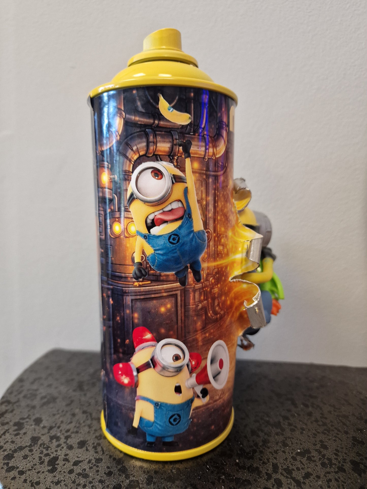 Bombe de peinture custom minions– Figurine des minions spacial pop culture artisanale