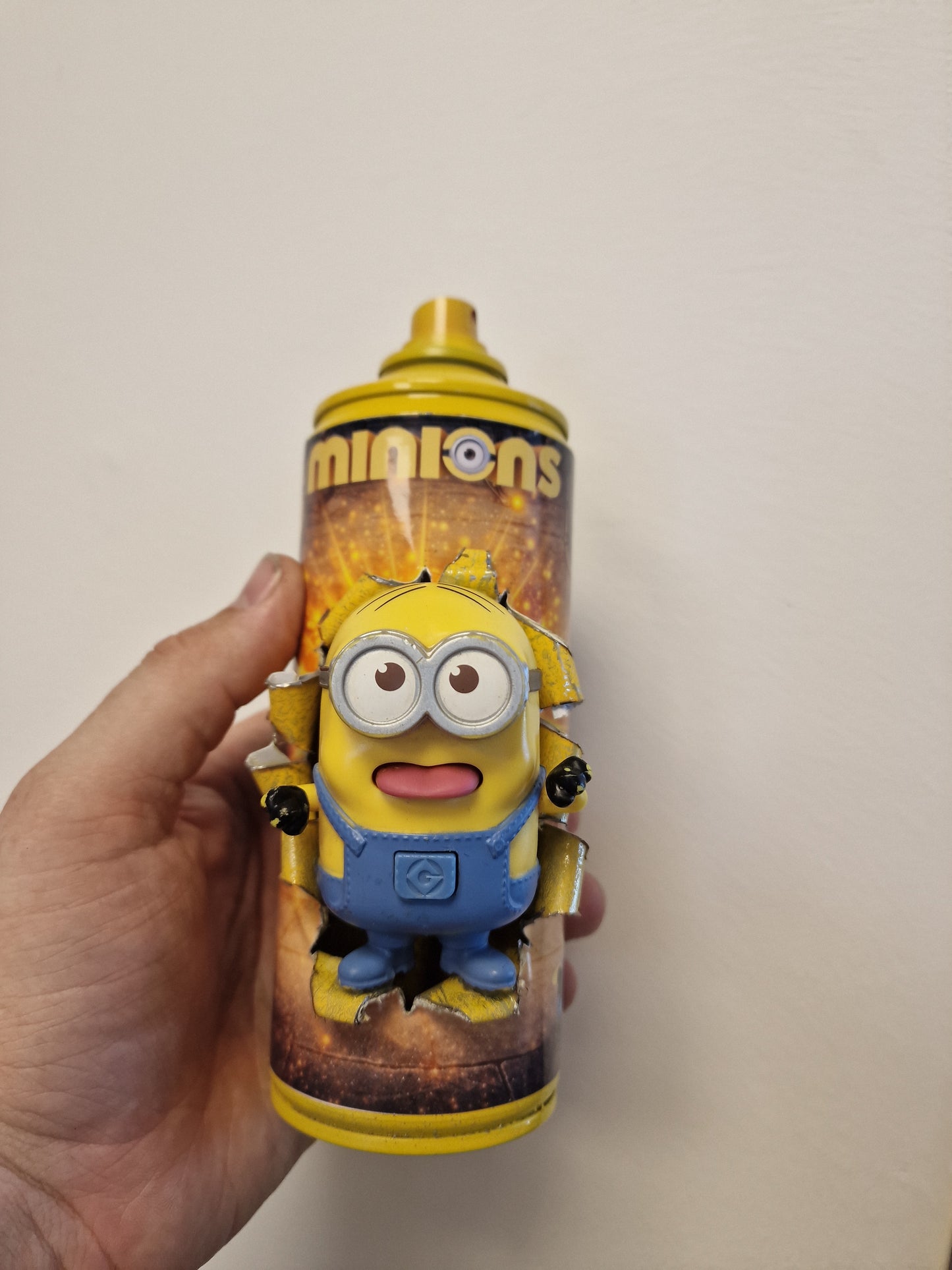 Bombe de peinture custom minions– Figurine des minions tong pop culture artisanale