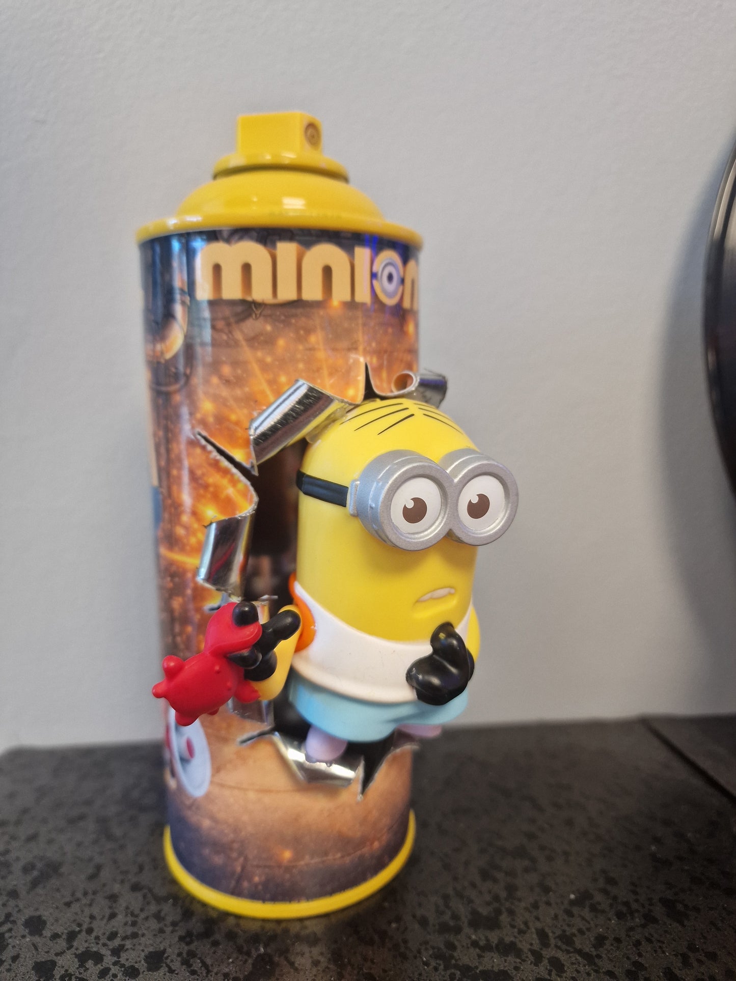 Bombe de peinture custom minions– Figurine des minions enfant pop culture artisanale
