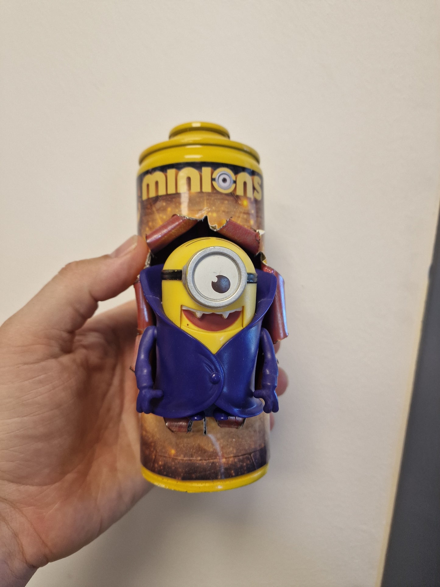 Bombe de peinture custom minions– Figurine des minions vampire pop culture artisanale
