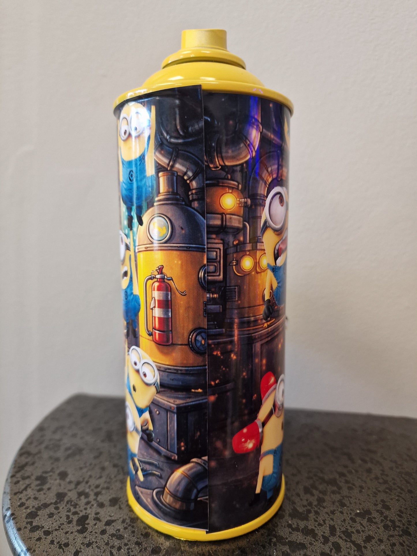 Bombe de peinture custom minions– Figurine des minions spacial pop culture artisanale