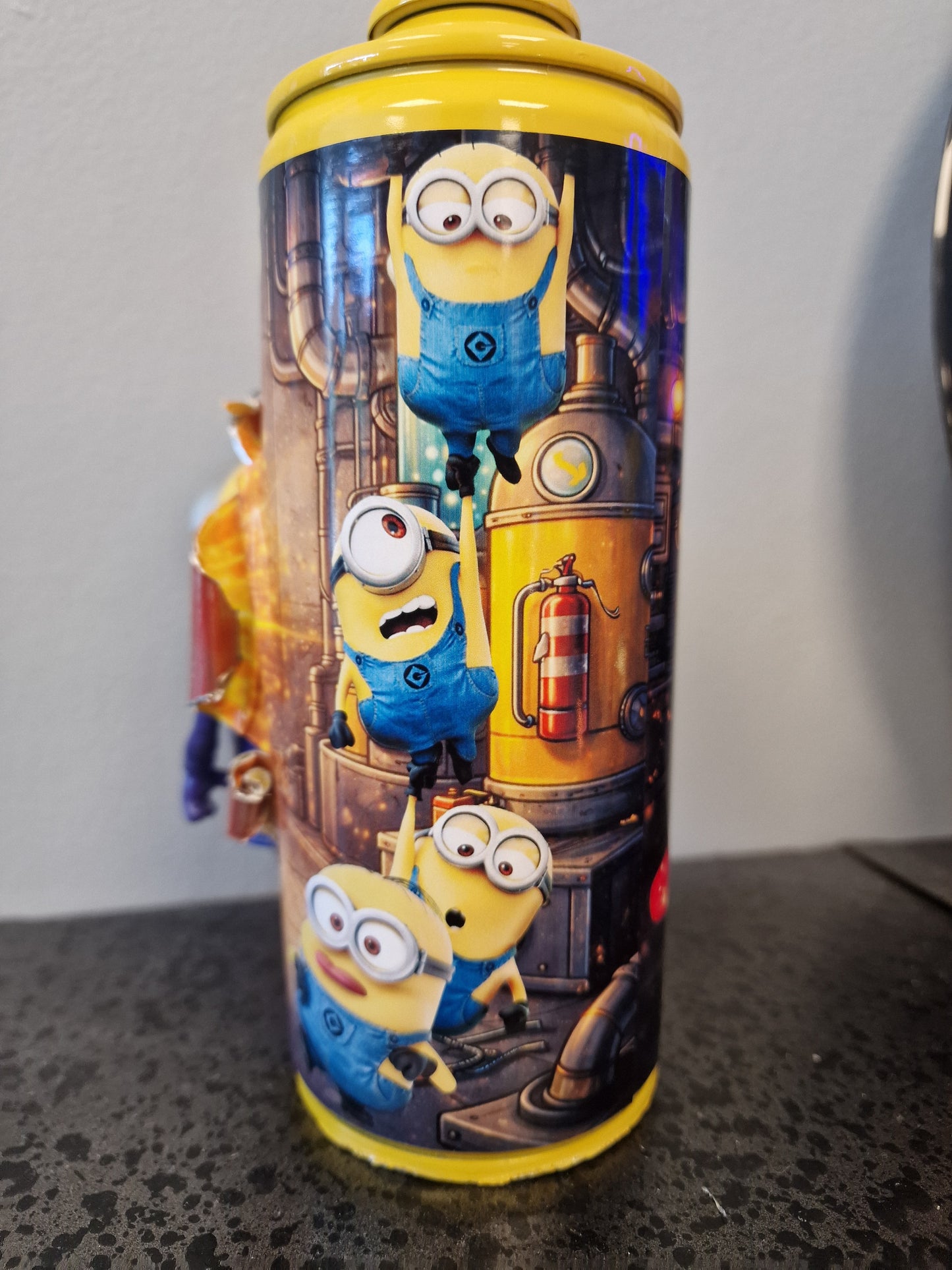 Bombe de peinture custom minions– Figurine des minions vampire pop culture artisanale