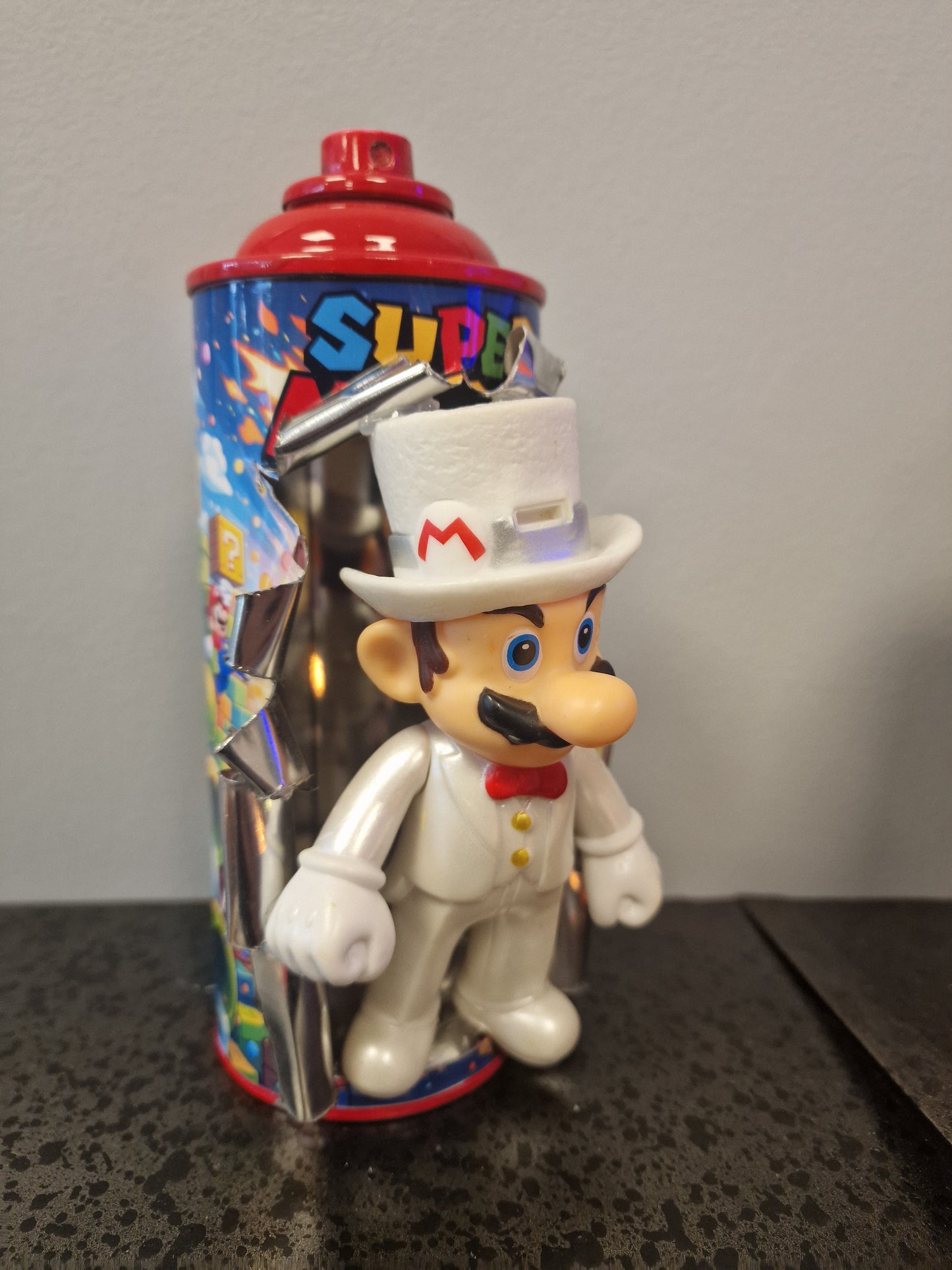 Bombe de peinture custom nintendo  – Figurine mario costume pop culture artisanale