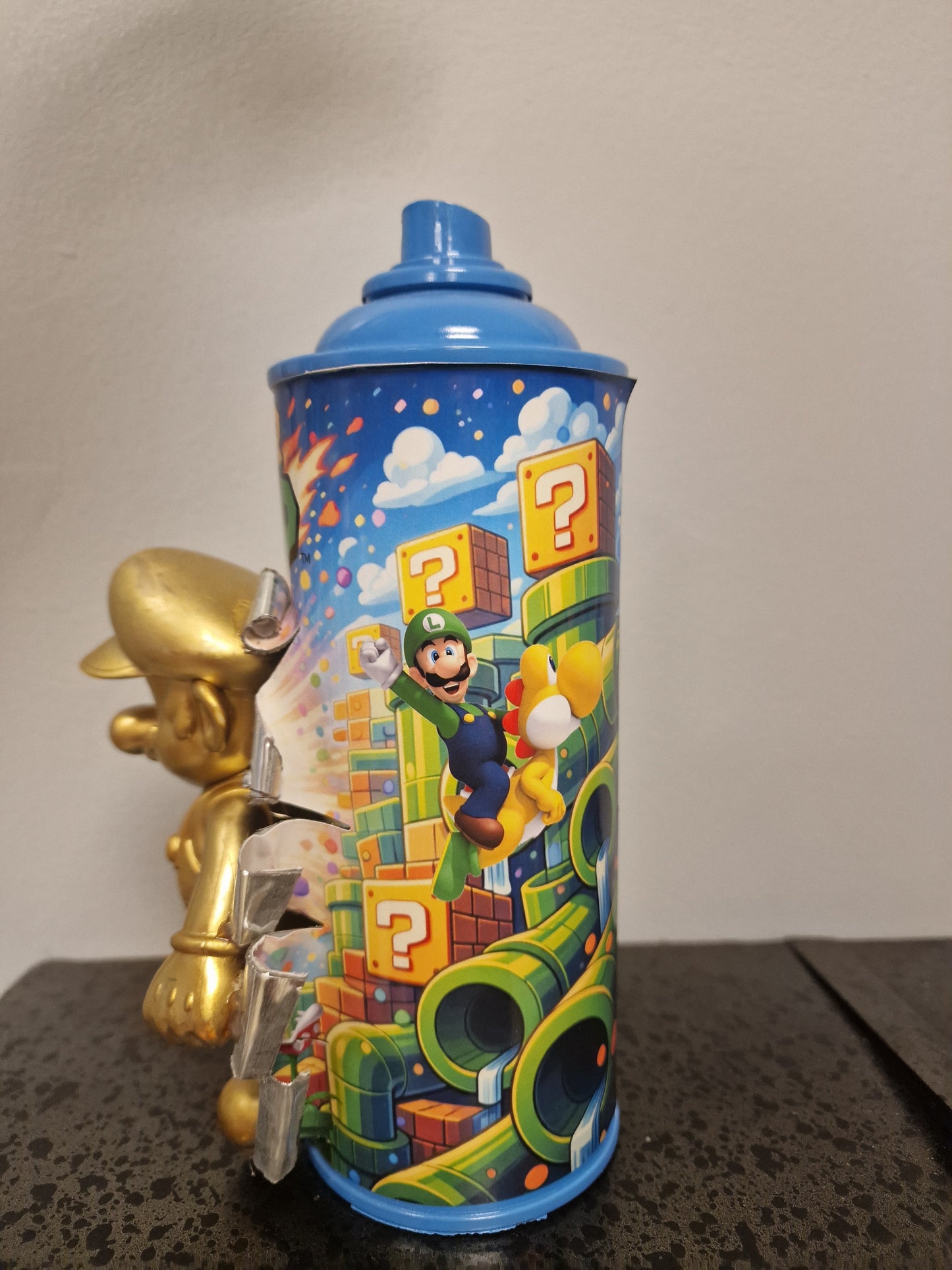 Bombe de peinture custom nintendo  – Figurine mario gold  pop culture artisanale
