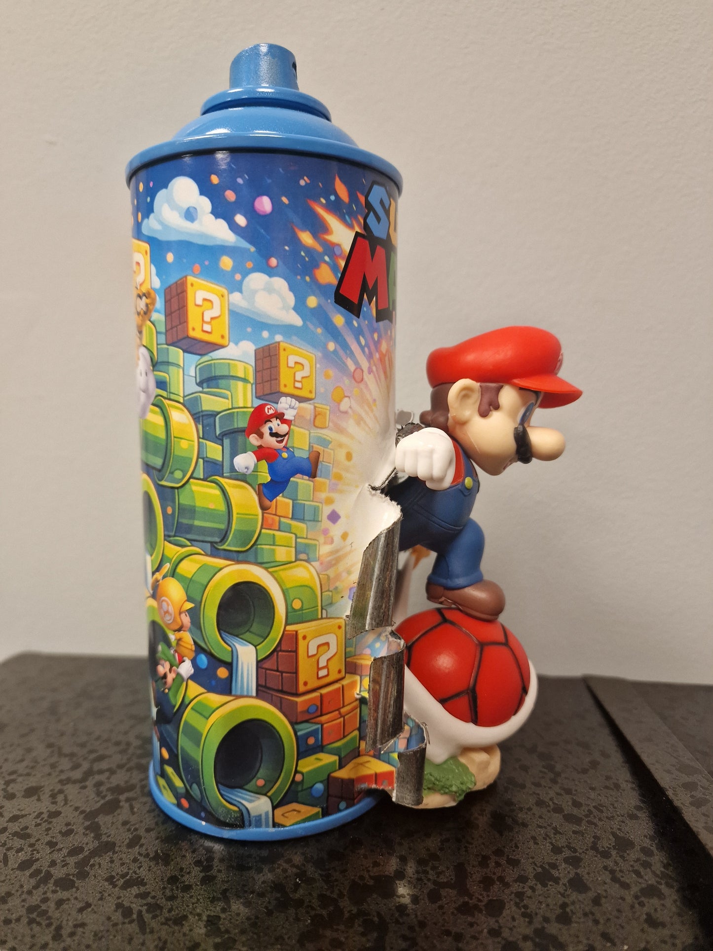 Bombe de peinture custom nintendo  – Figurine mario soccer pop culture artisanale