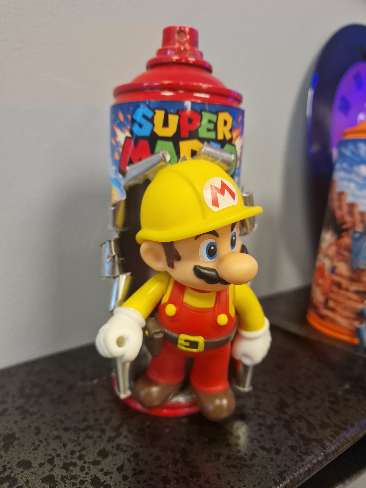 Bombe de peinture custom nintendo  – Figurine mario pompier  pop culture artisanale