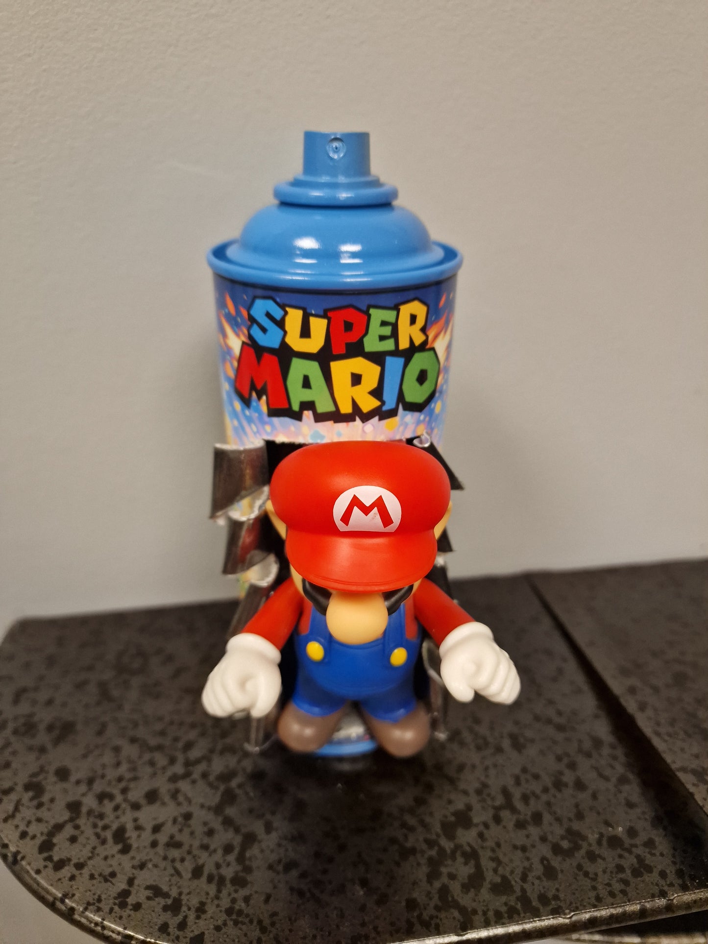 Bombe de peinture custom nintendo  – Figurine mario  pop culture artisanale
