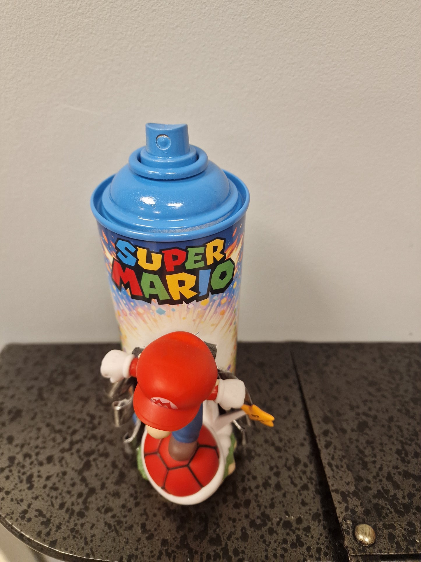 Bombe de peinture custom nintendo  – Figurine mario soccer pop culture artisanale