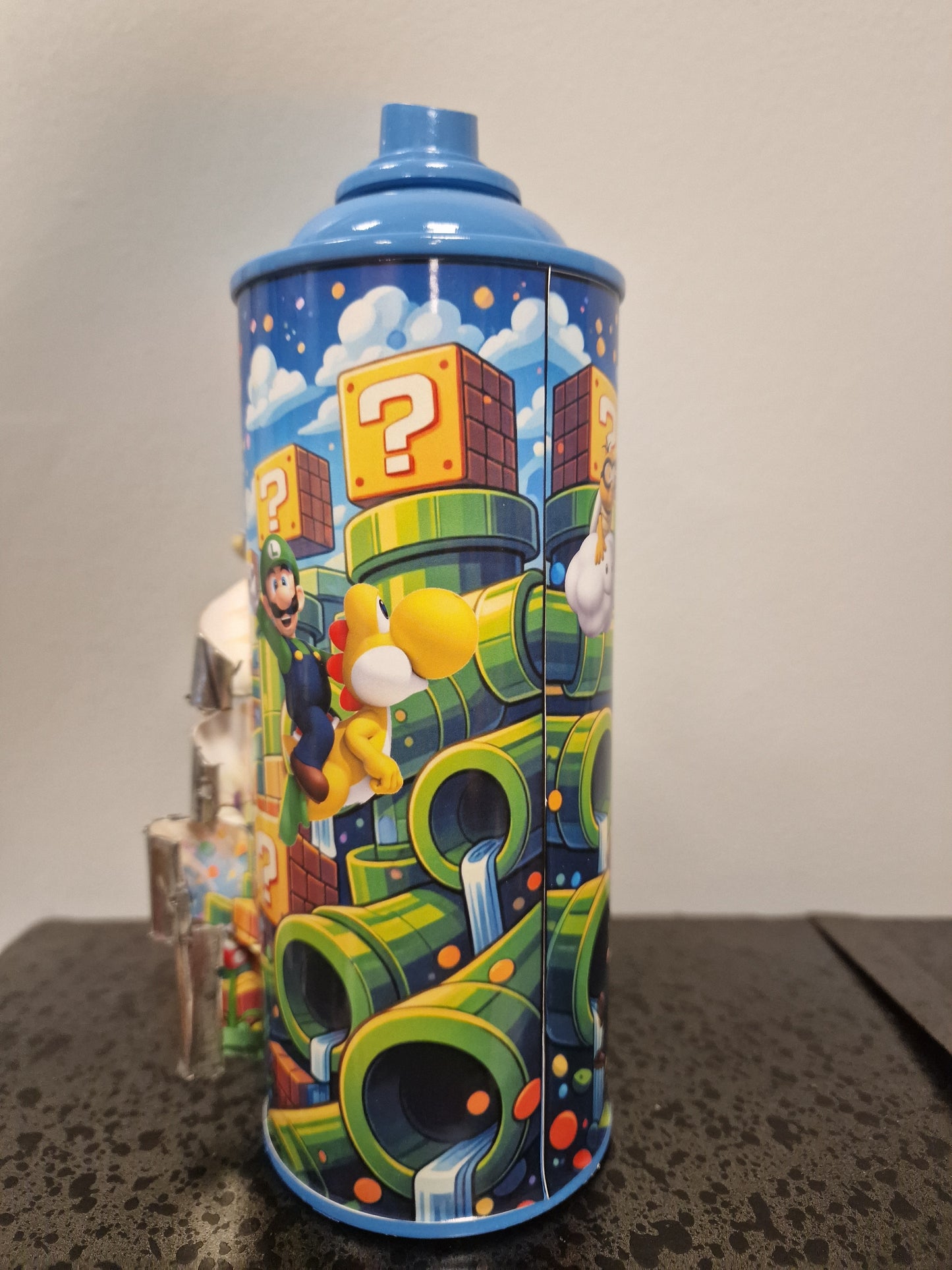 Bombe de peinture custom nintendo  – Figurine mario cowboy   pop culture artisanale